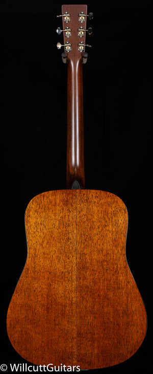 Martin D-18 (818)