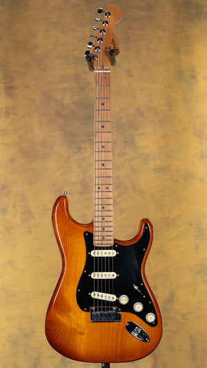 2023 Fender Limited Edition American Ultra Stratocaster Roasted Maple Honey Burst (983)