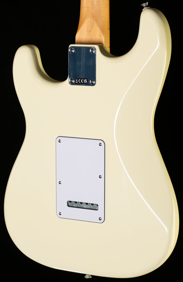 Fender Standard Stratocaster Maple Fingerboard White Pickguard