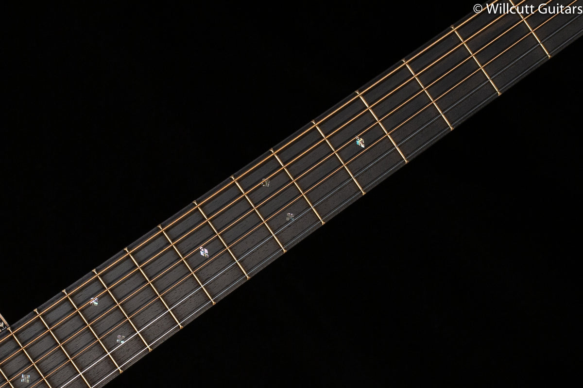Martin D-28 Modern Deluxe