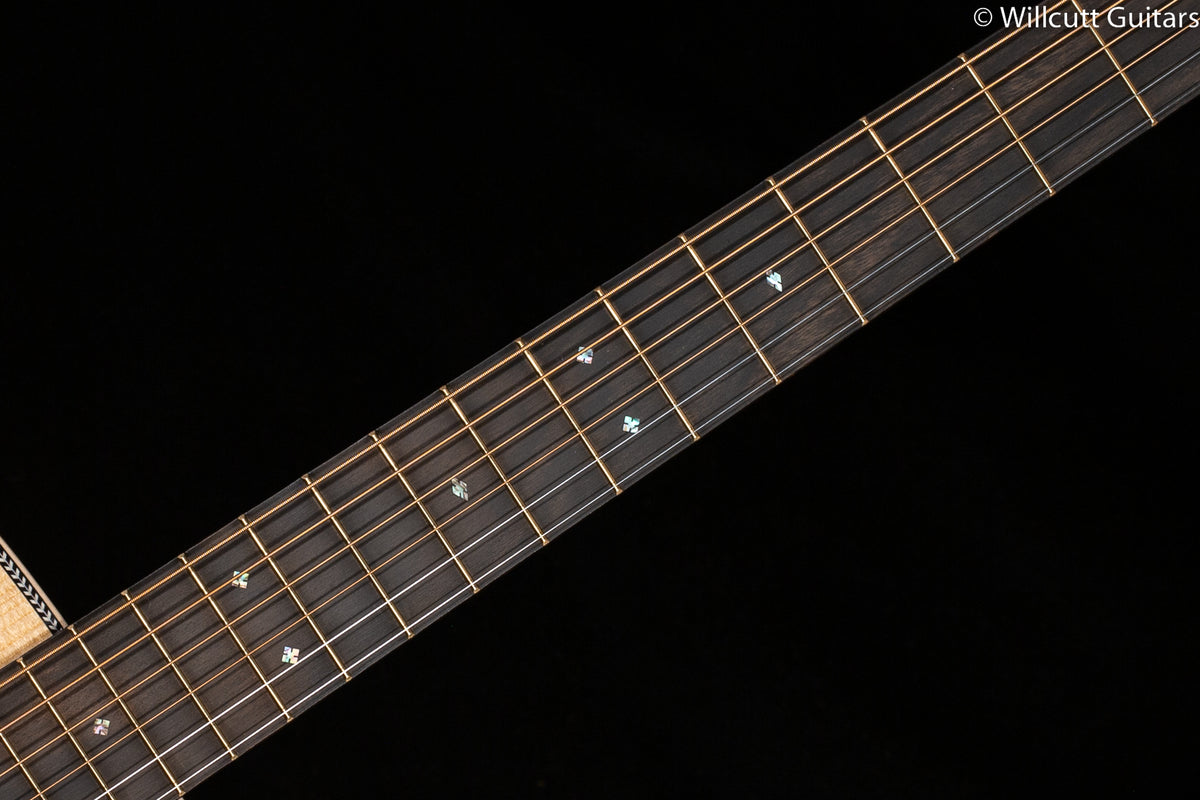 Martin D-28 Modern Deluxe (727)