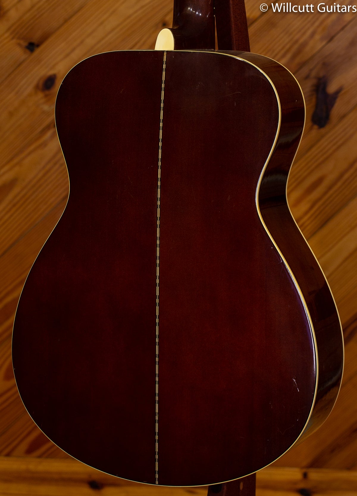 Yamaha USED FG-330 w/ chipboard case DEMO