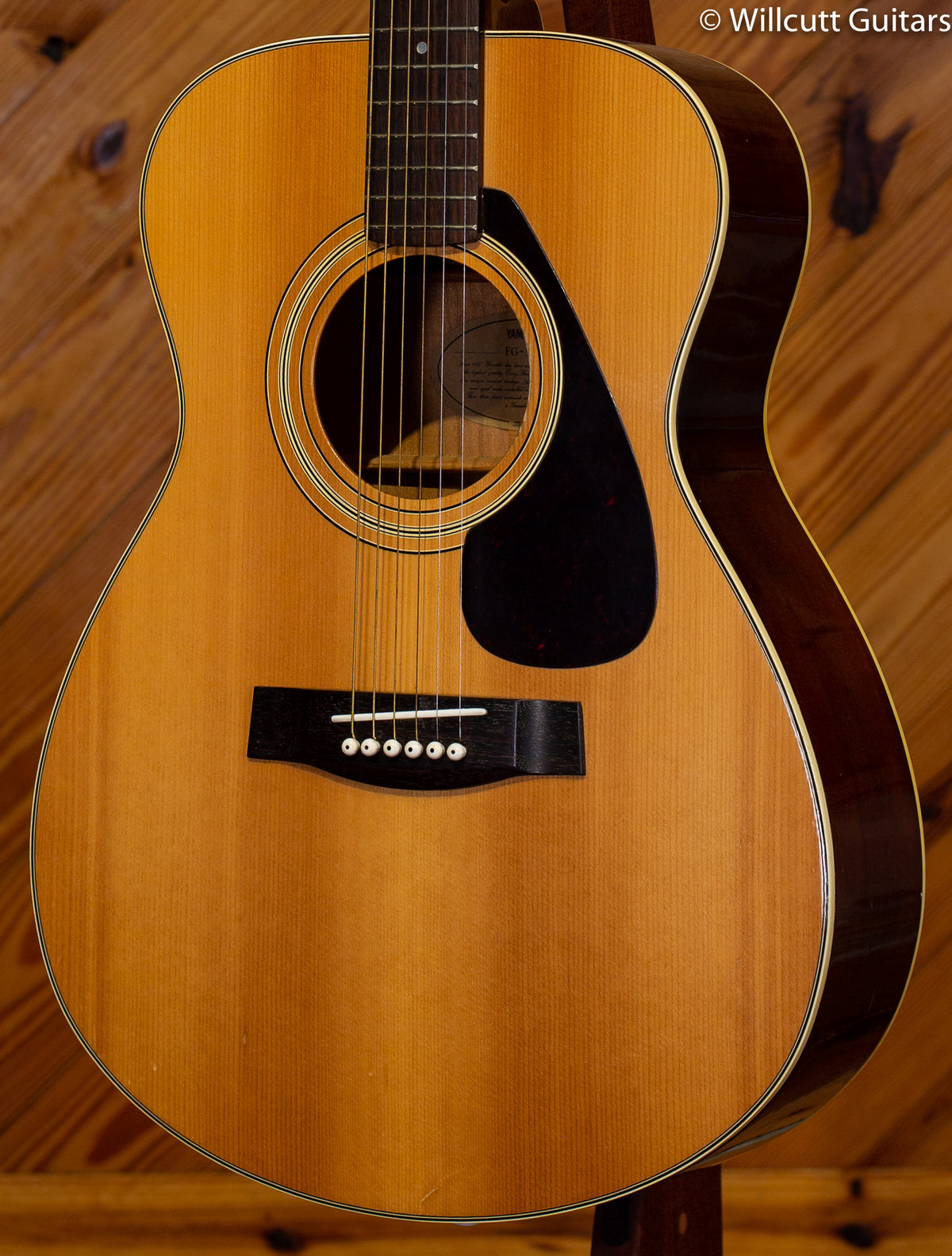 Yamaha USED FG-330 w/ chipboard case DEMO