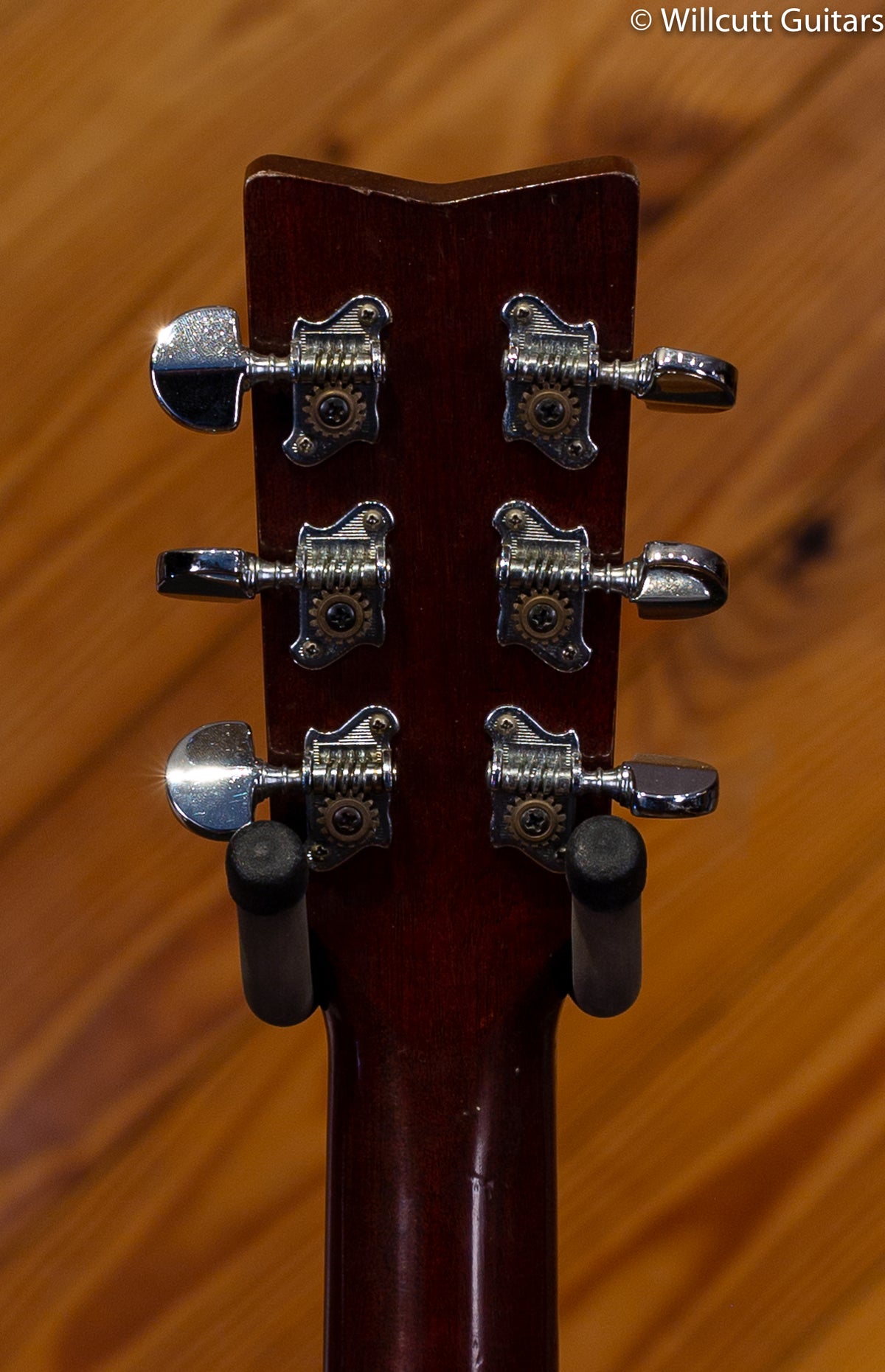 Yamaha USED FG-330 w/ chipboard case DEMO