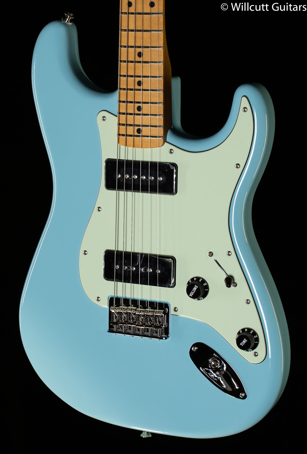 Fender Noventa Stratocaster Maple Fingerboard Daphne Blue