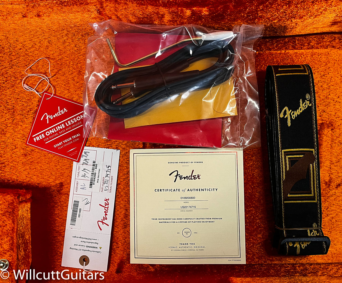 Fender Stevie Ray Vaughan Stratocaster, Pau Ferro Fingerboard, 3-Color Sunburst (715)